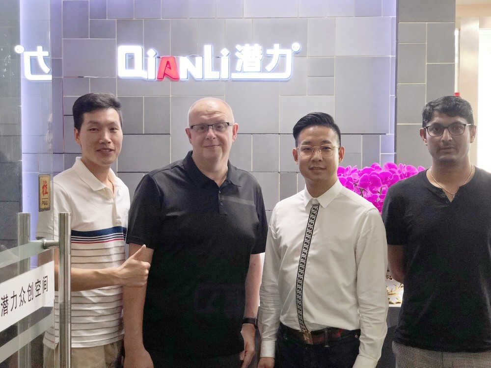 Mick From FoneFunShop meeting Qianli Team at their factory